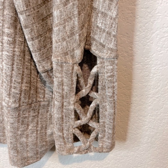 B11.04 AGB WOMAN Ribbed lightweight, open crisscross cuffs ruching hips Sweater - Picture 3 of 5